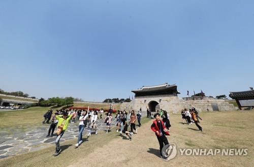 コロナ規制緩和で学校生活も日常に　修学旅行など再開の動き＝韓国