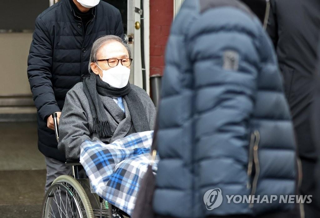 韓国検察　李元大統領の刑執行停止巡り２８日に結論
