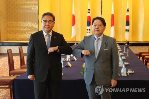 外務省飯倉公館で会談する前、記念撮影する朴氏（左）と林氏＝１８日、東京（聯合ニュース）