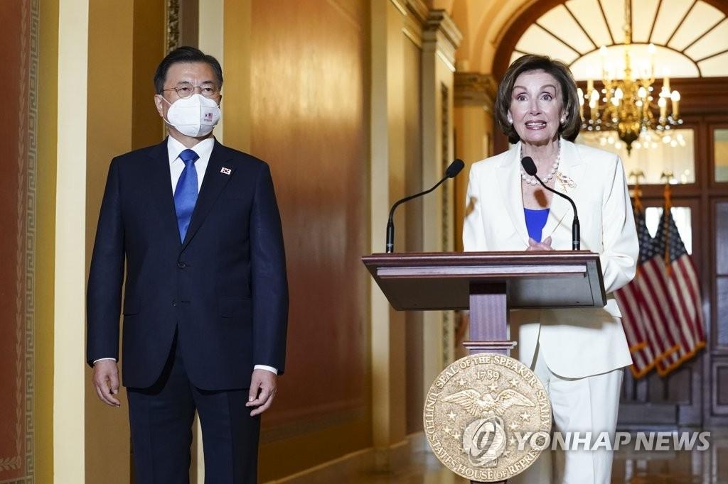 ２０２１年５月、米ワシントンを訪問した当時の文在寅（ムン・ジェイン）韓国大統領（左）とペロシ下院議長＝（聯合ニュース）