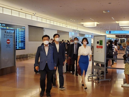 羽田空港に到着した韓日議員連盟の代表団＝３日、東京（聯合ニュース）