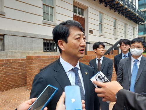 ＵＳＴＲのタイ代表と会談後、記者団の質問に答える韓国産業通商資源部の安徳根・通商交渉本部長（共同取材団）＝７日、ワシントン（聯合ニュース）