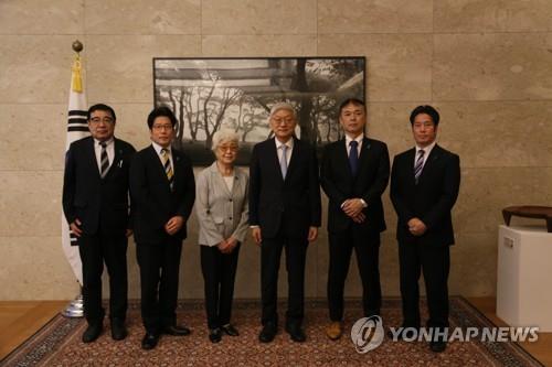 在日韓国大使館で面会した尹徳敏・駐日韓国大使（左から４人目）や横田早紀江さん（左から３人目）ら（大使館提供）＝（聯合ニュース）≪転載・転用禁止≫