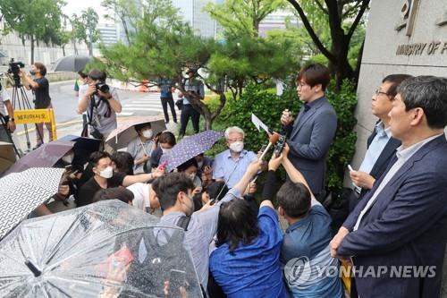 ７月４日、官民協議会の初会合に参加する前、記者団に立場を表明する徴用訴訟原告の代理人ら＝（聯合ニュース）