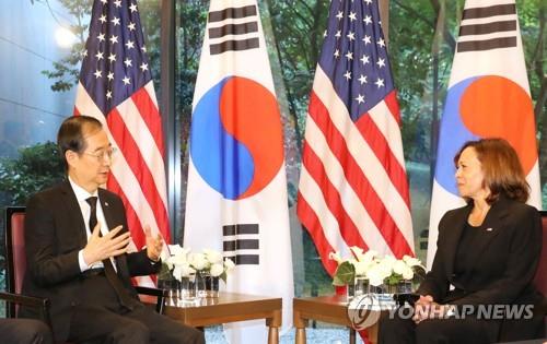 ２７日に東京で韓国の韓悳洙（ハン・ドクス）首相（左）と会談するハリス米副大統領（資料写真）＝（聯合ニュース）