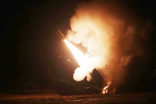 ５日、韓米両軍が発射したミサイル（合同参謀本部提供）＝（聯合ニュース）≪転載・転用禁止≫
