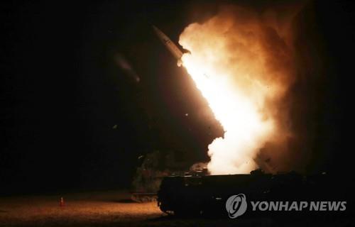 ５日、韓米両軍が発射したミサイル（合同参謀本部提供）＝（聯合ニュース）≪転載・転用禁止≫