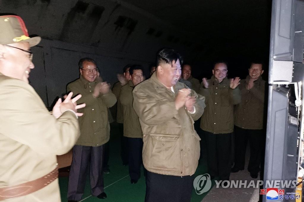 １２日に戦術核運用部隊の長距離戦略巡航ミサイルの試射を現地指導した金正恩（キム・ジョンウン）国務委員長（朝鮮労働党総書記＝（朝鮮中央通信＝聯合ニュース）≪転載・転用禁止≫