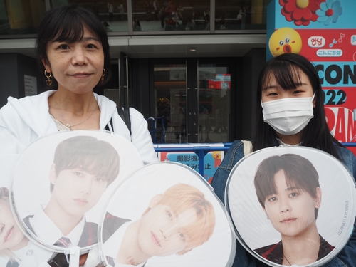 会場を訪れた韓流ファンの親子＝１４日、東京（聯合ニュース）