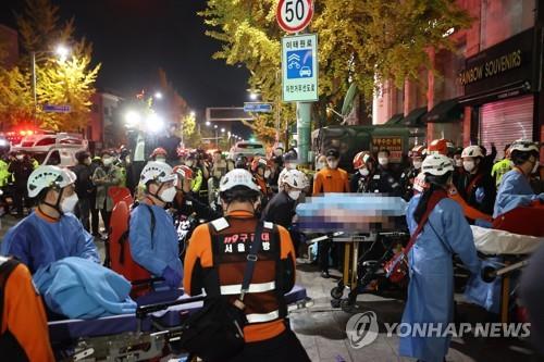 梨泰院の事故現場から病院に運ばれる負傷者＝３０日、ソウル（聯合ニュース）