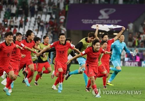 韓国はサッカーのＷ杯カタール大会で１２年ぶりの決勝トーナメント進出を決めた。１次リーグ最終戦のポルトガル戦で逆転勝ちし、決勝トーナメント進出に歓喜する韓国の選手たち（資料写真）＝（聯合ニュース）