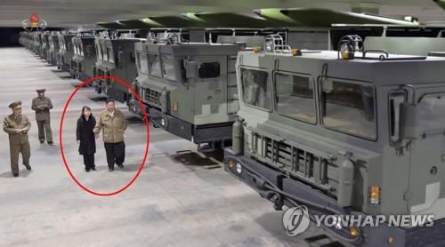 北朝鮮メディアは１日、金正恩氏（赤い線で囲んだ部分の右）が娘のジュエさん（同左）とミサイル「ＫＮ２３」を搭載した移動式発射台を見て回る姿を公開した（朝鮮中央テレビの映像から）＝（聯合ニュース）≪転載・転用禁止≫