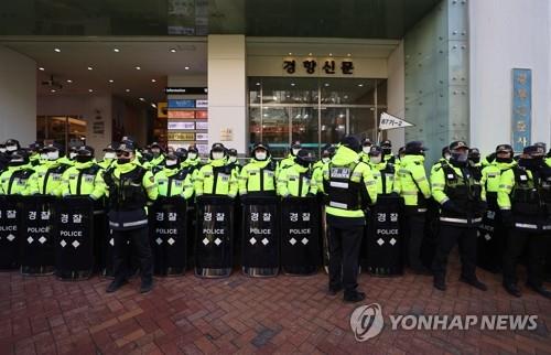 民主労総の本部前に配置された警察官＝１８日、ソウル（聯合ニュース）