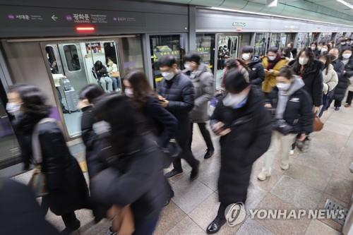 韓国で３０日から公共交通機関などを除いて屋内でのマスク着用義務が解除された。地下鉄駅の構内ではマスク着用の義務がないが、乗客たちがマスク姿で構内を移動している＝３０日、ソウル（聯合ニュース）