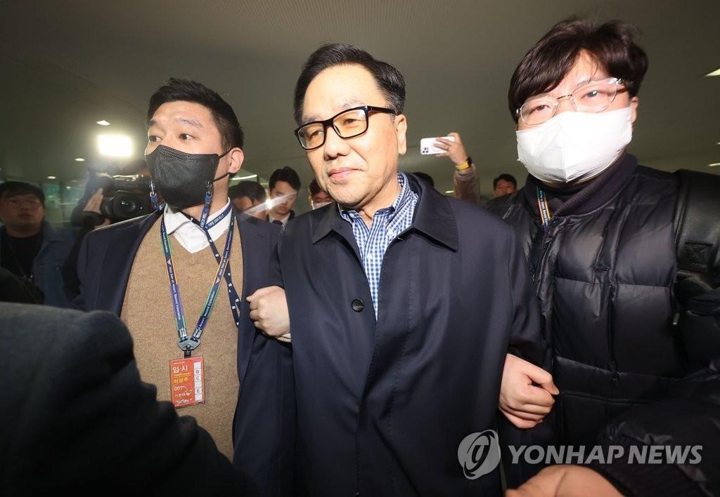仁川空港で身柄を拘束された趙顕千氏＝２９日、仁川（聯合ニュース）
