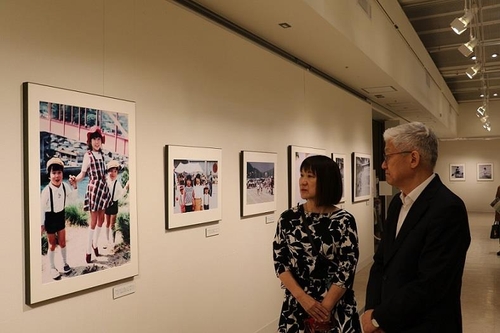 駐日韓国大使　横田めぐみさん写真展を観覧