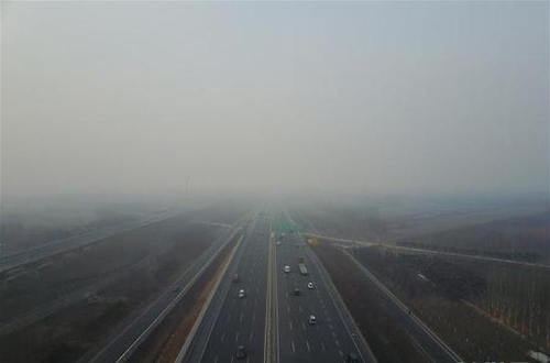 스모그 폭탄맞은 베이징-톈진 고속도로[신화망 캡처]