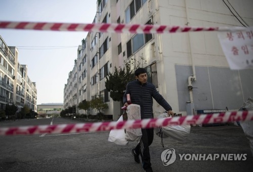 (포항=연합뉴스) 윤동진 기자 = 지진 피해를 입은 포항 북구 한 아파트에서 주민이 짐을 옮기고 있다. 