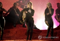 '2018 빌보드 뮤직 어워즈'에서 공연하는 카밀라 카베요 [AP=연합뉴스] 