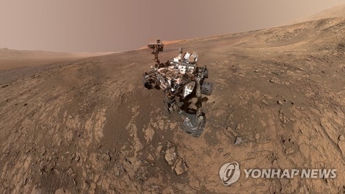 화성에서 활동 중인 탐사로봇 큐리오시티