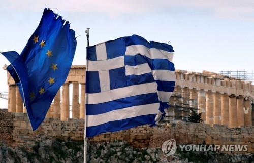 아테네 파르테논 신전 앞에 나란히 걸린 그리스 국기(오른쪽)와 유럽연합 깃발 [로이터=연합뉴스] 