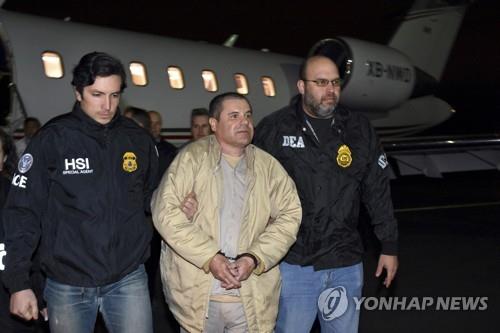 작년 1월 미국 정부로 신병이 인도된 구스만(가운데) 