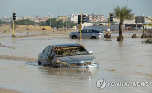 쿠웨이트시티에 내린 폭우로 잠긴 차량