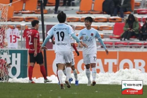 강원의 김지현이 상주전에서 골을 넣고 이뻐하고 있다.