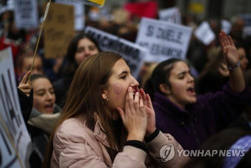 UNODC "작년 하루평균 137명 여성 연인·가족에 살해당해"