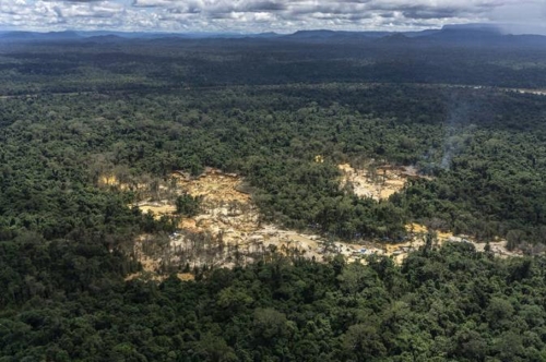 불법채광 때문에 파괴된 브라질-베네수엘라 국경지역의 아마존 열대우림 [브라질 뉴스포털 UOL]
