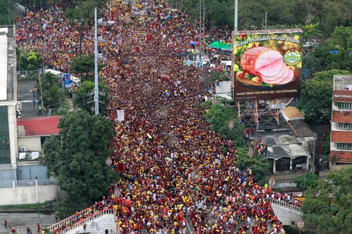 (마닐라 EPA=연합뉴스) '블랙 나자렌'(Black Nazarene) 퍼레이드에서 참가자들이 키아포 성당으로 이동하고 있다. 