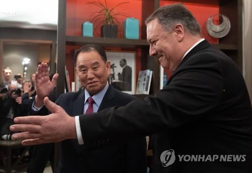 김영철 부위원장에 회담장 안내하는 폼페이오 국무장관