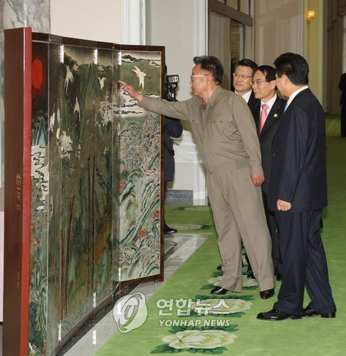 노무현 전 대통령이 선물한 나전칠기 병풍을 살펴보는 김정일 국방위원장