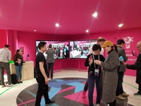 AR 게임 체험하는 관람객