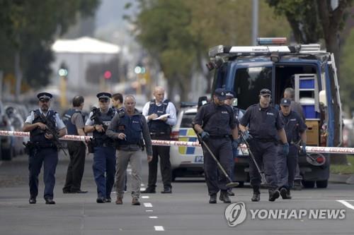 "뉴질랜드 총격범, 기어 달아나는 부상자·소녀에도 난사"(종합)