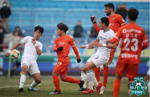 강원FC와 성남FC의 경기 장면. [한국프로축구연맹 제공]