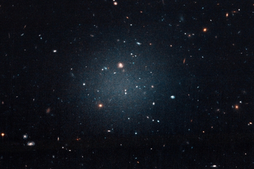 암흑물질이 사실상 없는 것으로 관측된 NGC 1052-DF2 은하