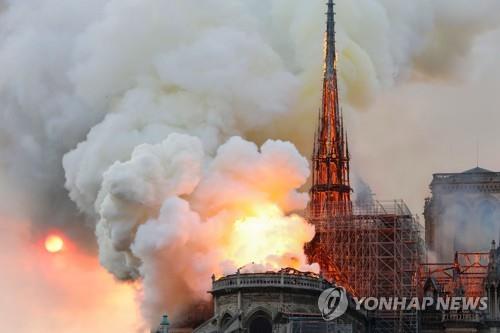 불길에 휩싸인 노트르담대성당 / AFP=이하 연합뉴스