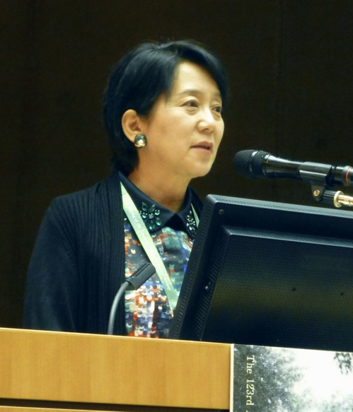 (도쿄 교도=연합뉴스) 일본 이화학연구소의 다카하시 마사요 프로젝트 리더가 18일 일본안과학회에서 다른 사람 세포로 만든 iPS 망막세포 이식 관련 임상시험 결과를 발표하고 있다. 
