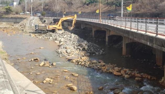 하상 정비하는 정선 지장천 [강원도 제공]