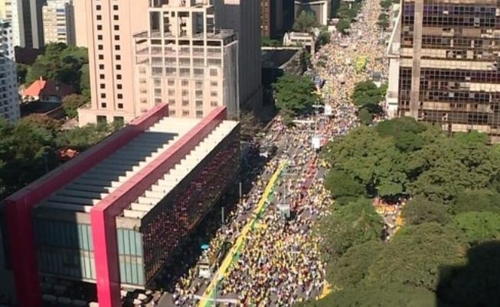 상파울루 시내 중심가인 파울리스타 대로를 메운 친정부 시위대 [브라질 뉴스포털 G1]