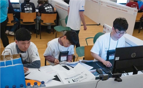 ICPC 참가한 북한 김책공대 학생들