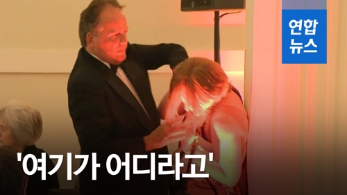 [영상] '여기가 어디라고'…불청객 여성 힘으로 끌어낸 영국 부장관