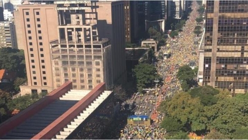 상파울루 시내 파울리스타 대로에서 부패 수사를 지지하는 시위가 벌어졌다. [브라질 뉴스포털 G1]