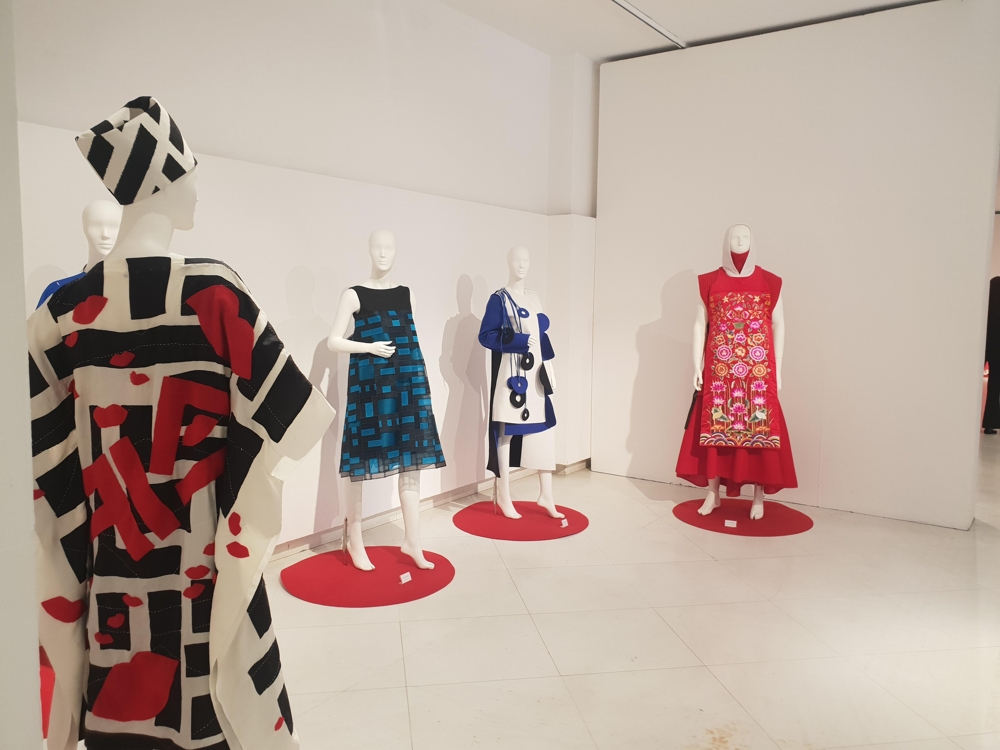 밀라노 패션박물관에 전시된 한글을 담은 옷들