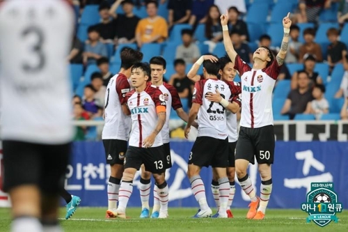 FC서울의 고광민이 인천전에서 득점 후 기뻐하고 있다.