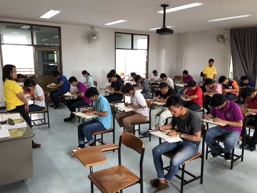 고용허가제 한국어능력시험을 치르는 태국인들