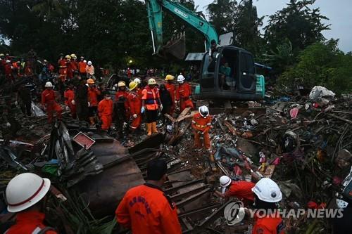 산사태 현장에서 구조 및 수색 작업이 진행 중인 모습