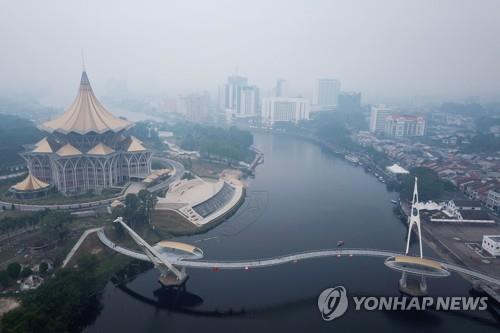 보르네오섬 말레이시아령 쿠칭 상공 덮은 연무