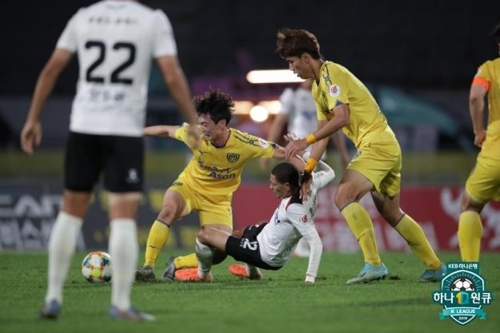 프로축구 K리그2 광주와 아산의 경기 장면